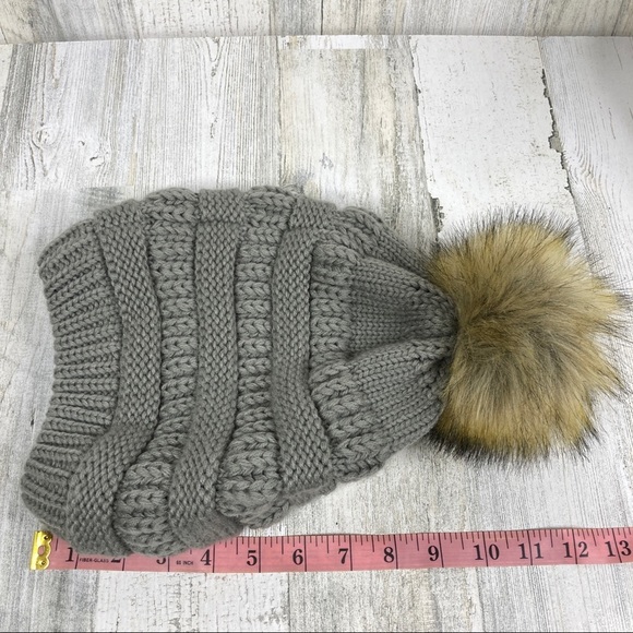 2-in-1 beanie with removable pompom